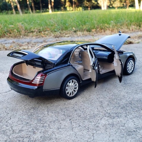 Modelīši Maybach 62s S650 1:24 ar gaismu un skaņu uz akumulatoriem Gray/Black